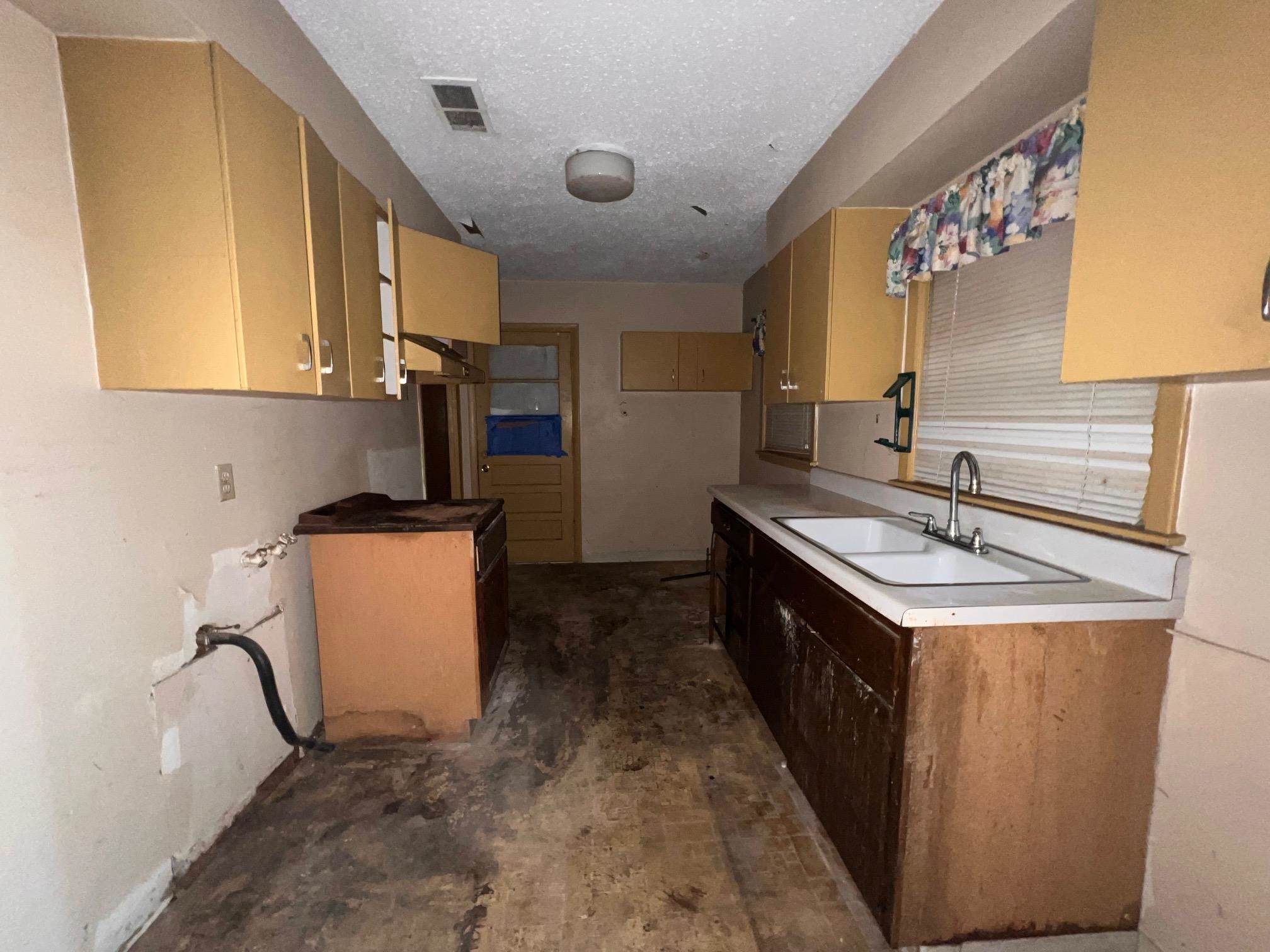 1405 COLONIAL RD