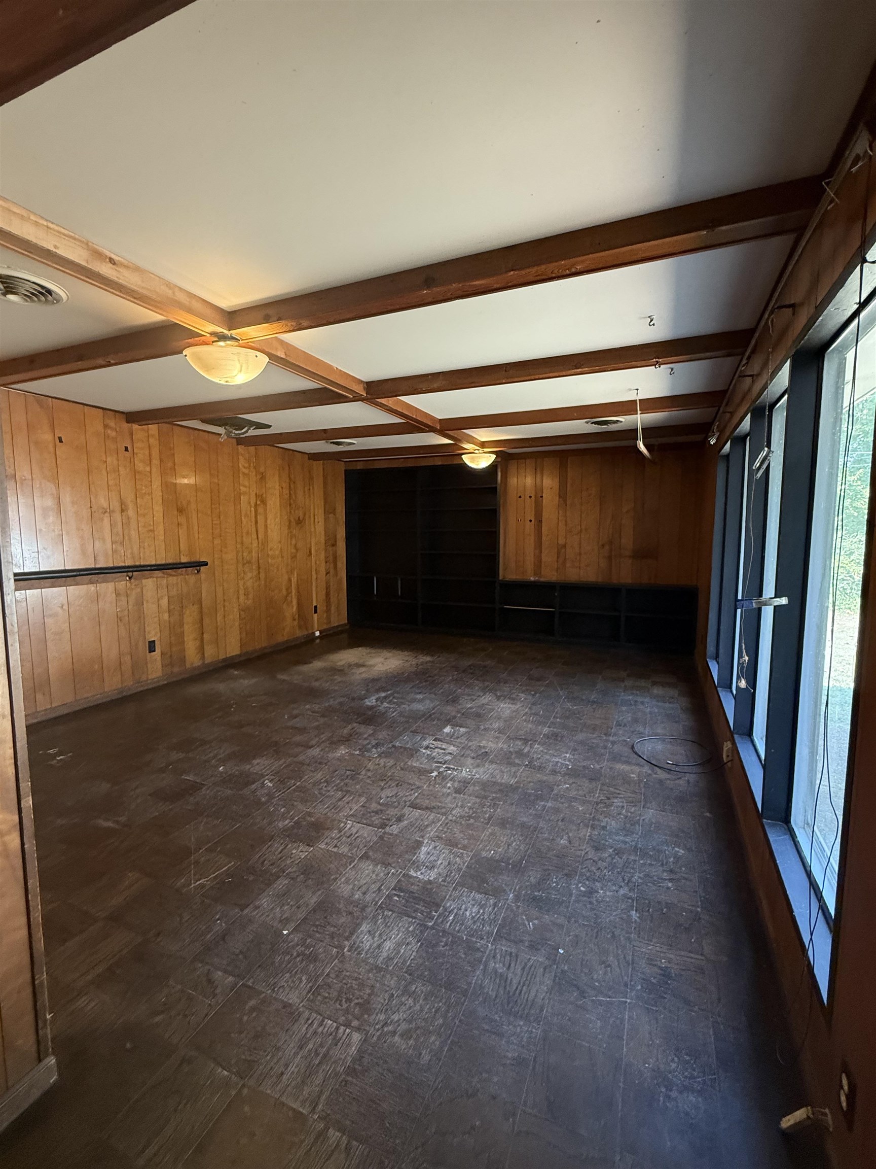 365 LEONORA DR