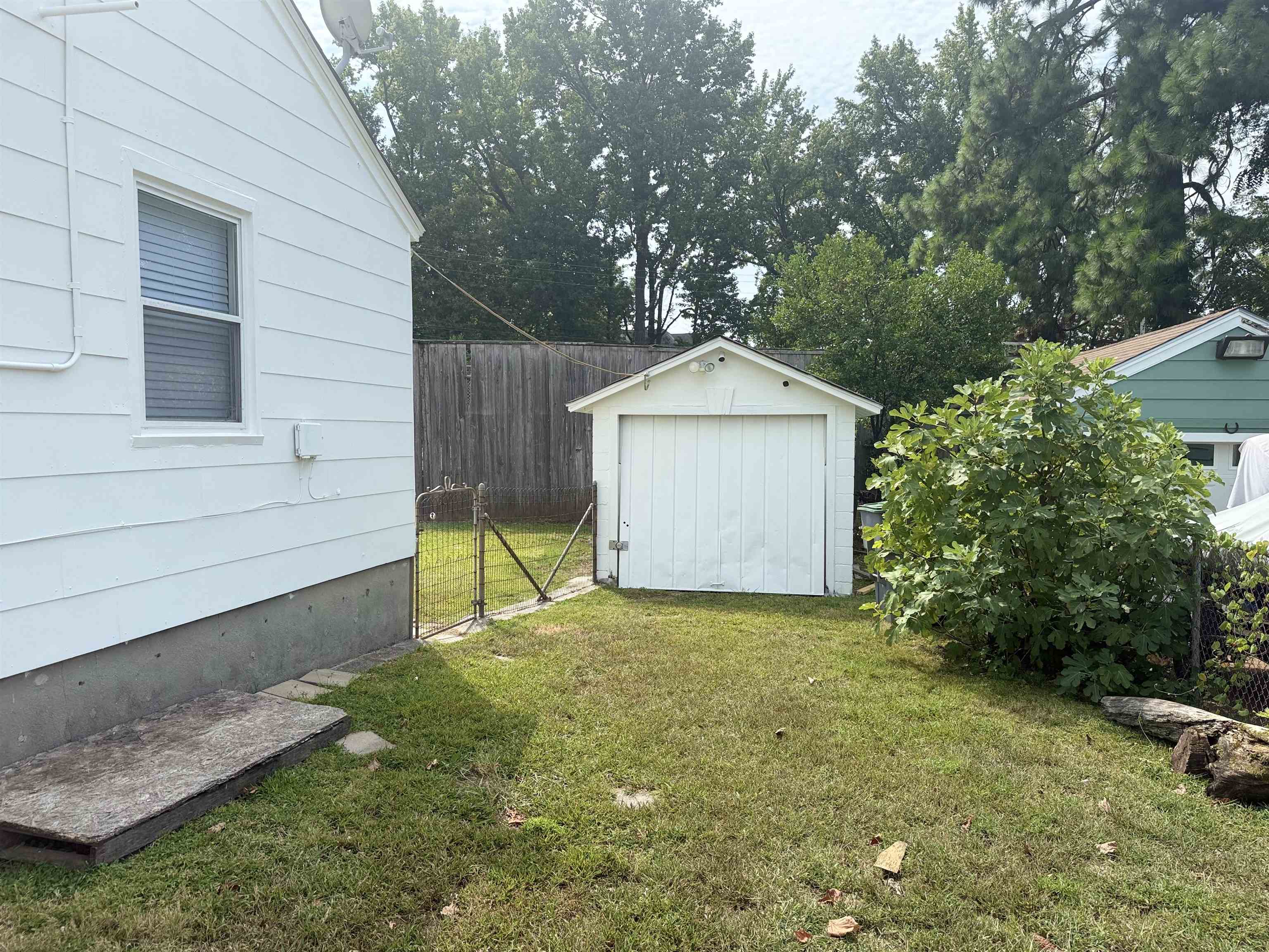 2421 AVERY AVE