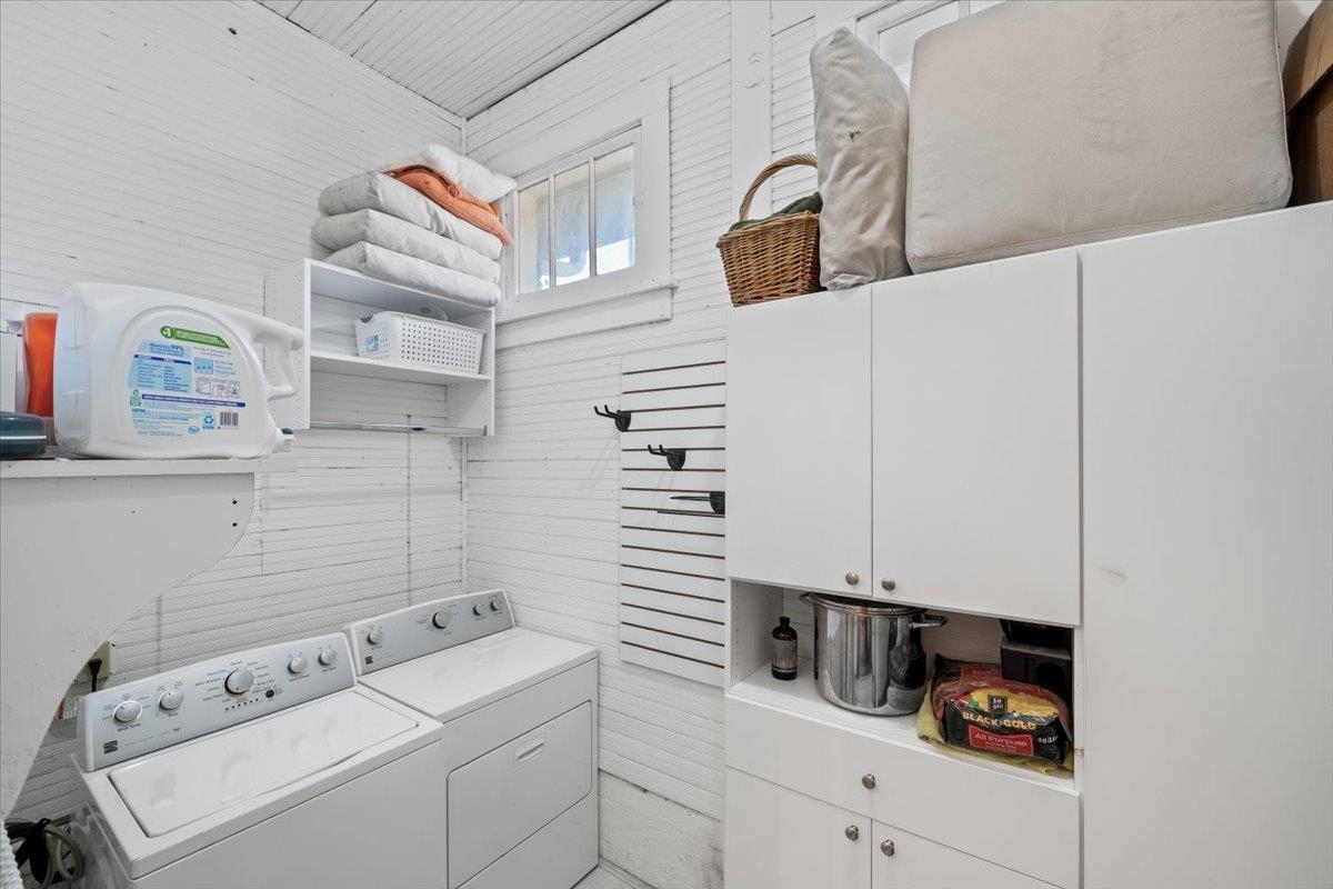 1853 LYNDALE AVE