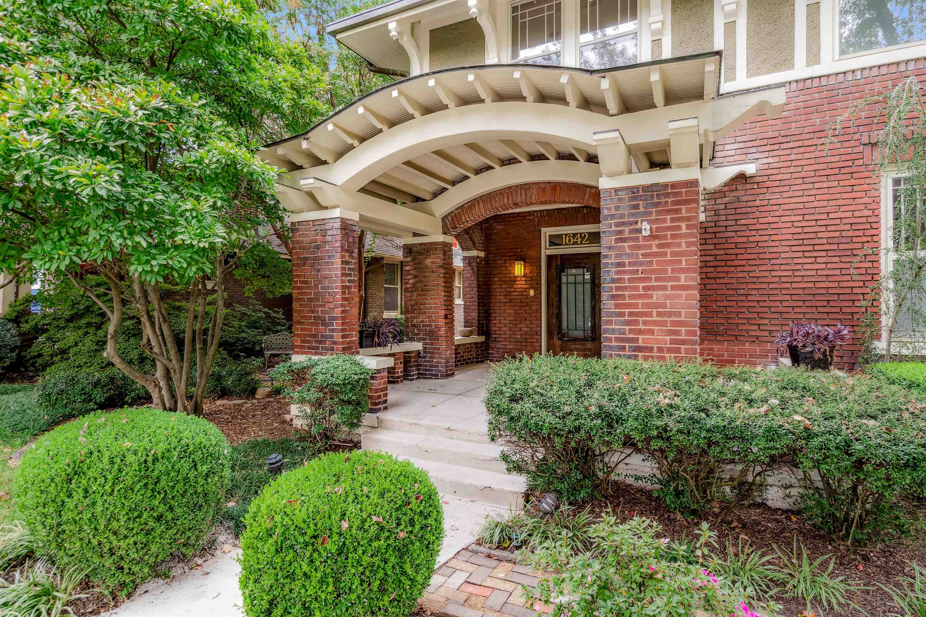 1642 LINDEN AVE