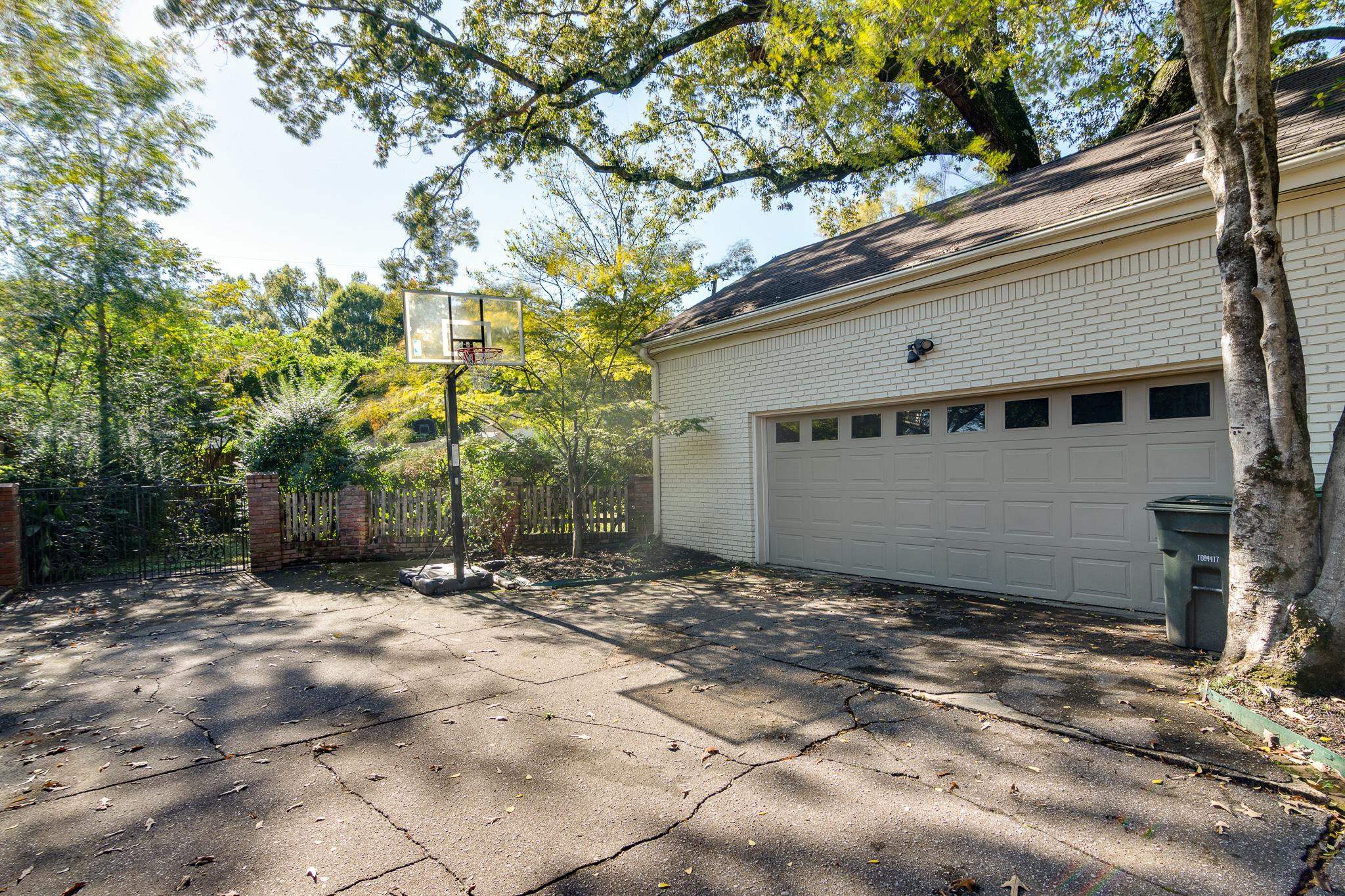 4915 LAKE DR