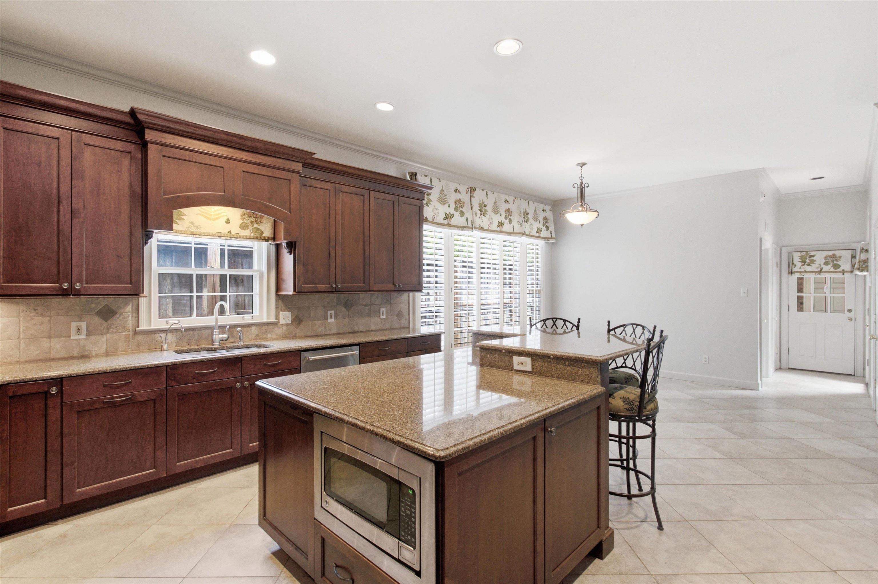 4792 WHITEHALL CV