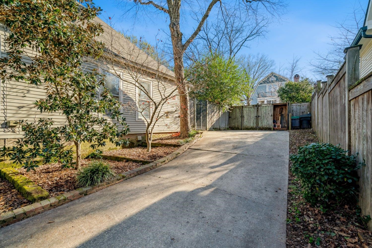 1943 CARR AVE