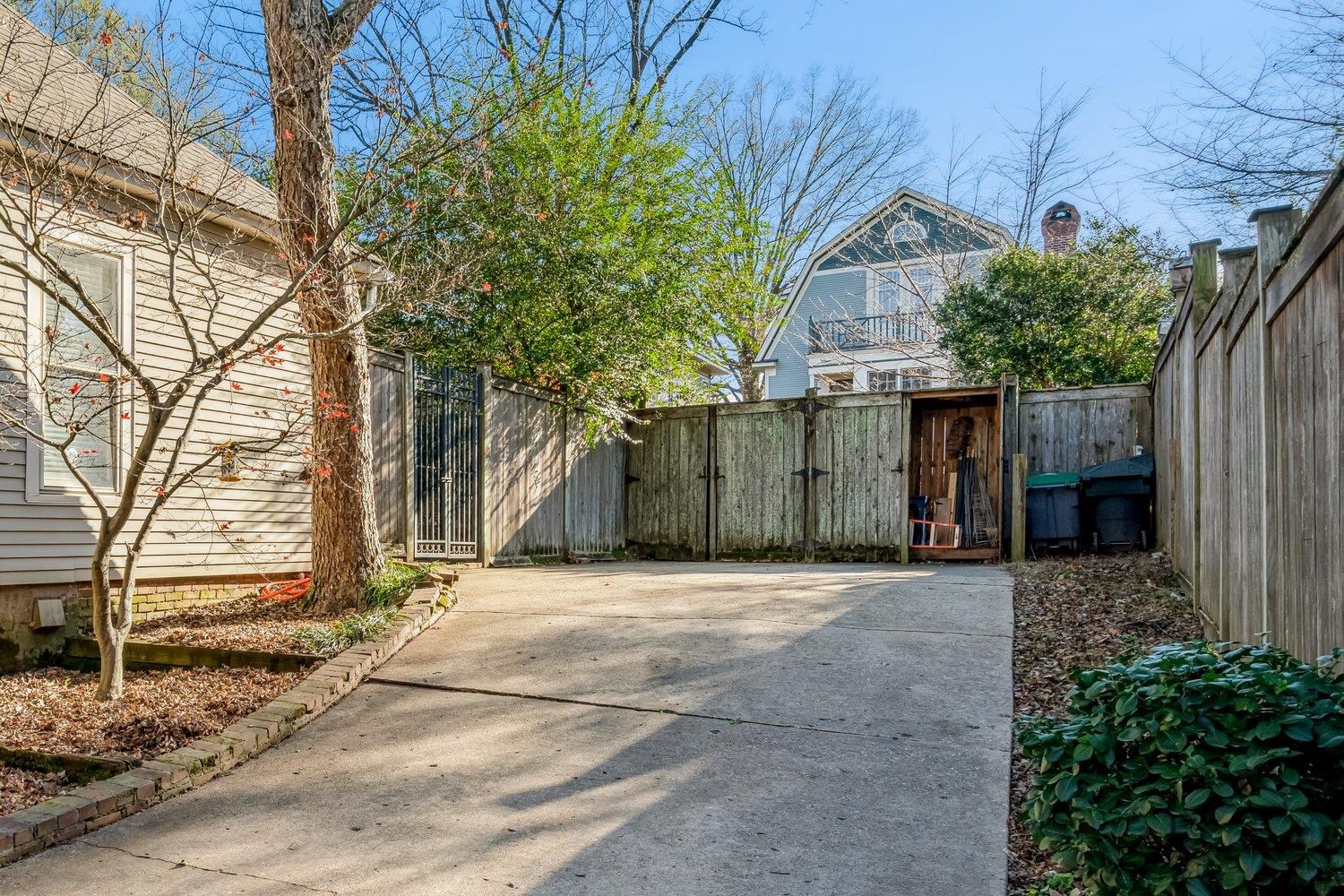 1943 CARR AVE