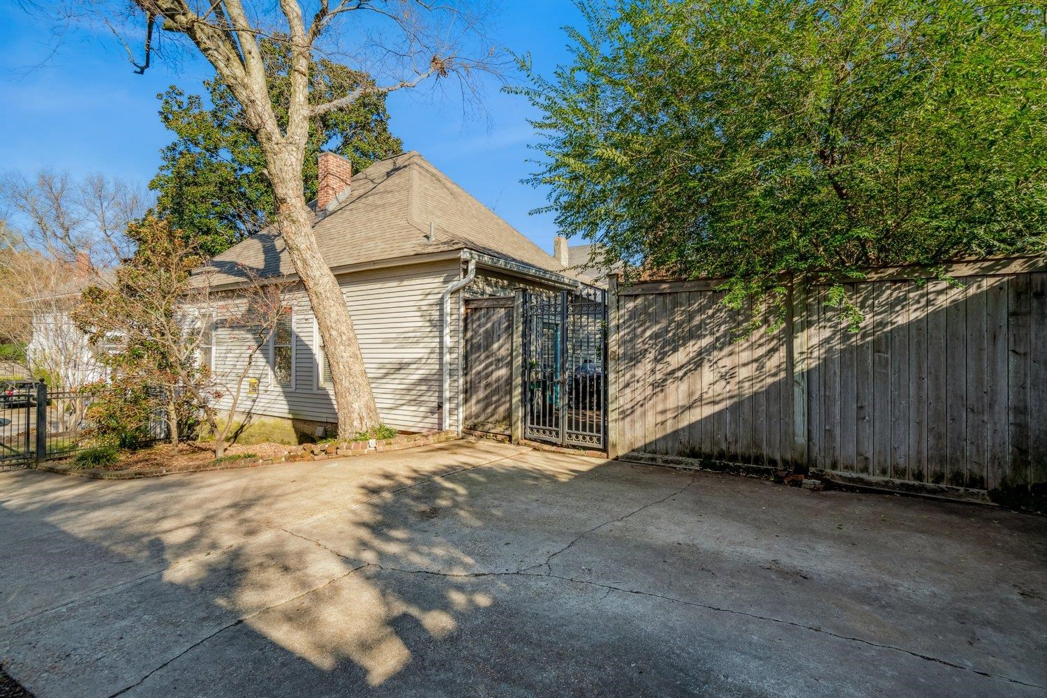 1943 CARR AVE