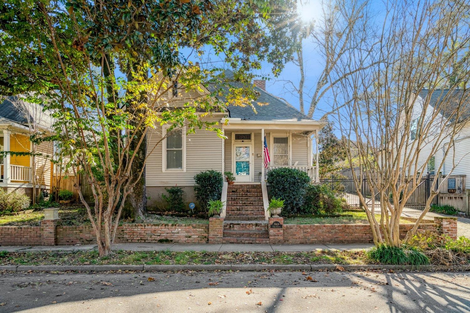 1943 CARR AVE