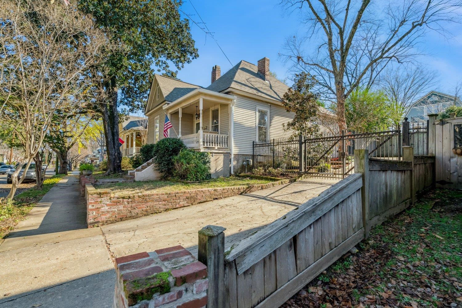 1943 CARR AVE
