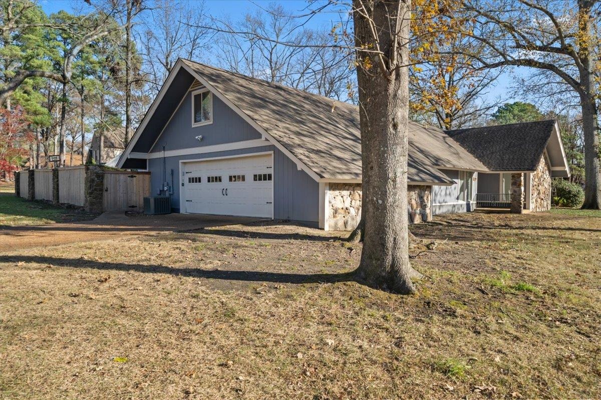 2220 HICKORY CREST DR