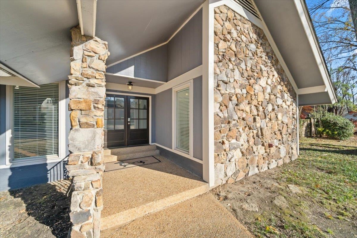 2220 HICKORY CREST DR