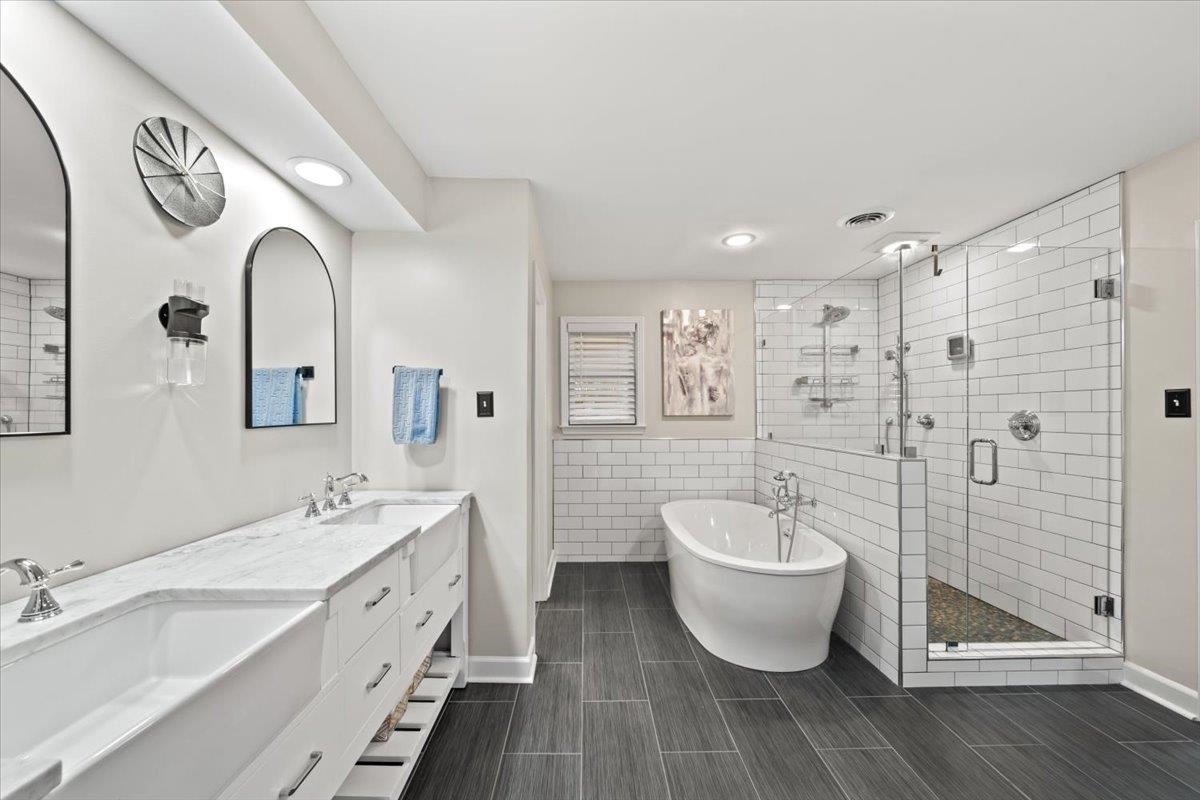 2220 HICKORY CREST DR