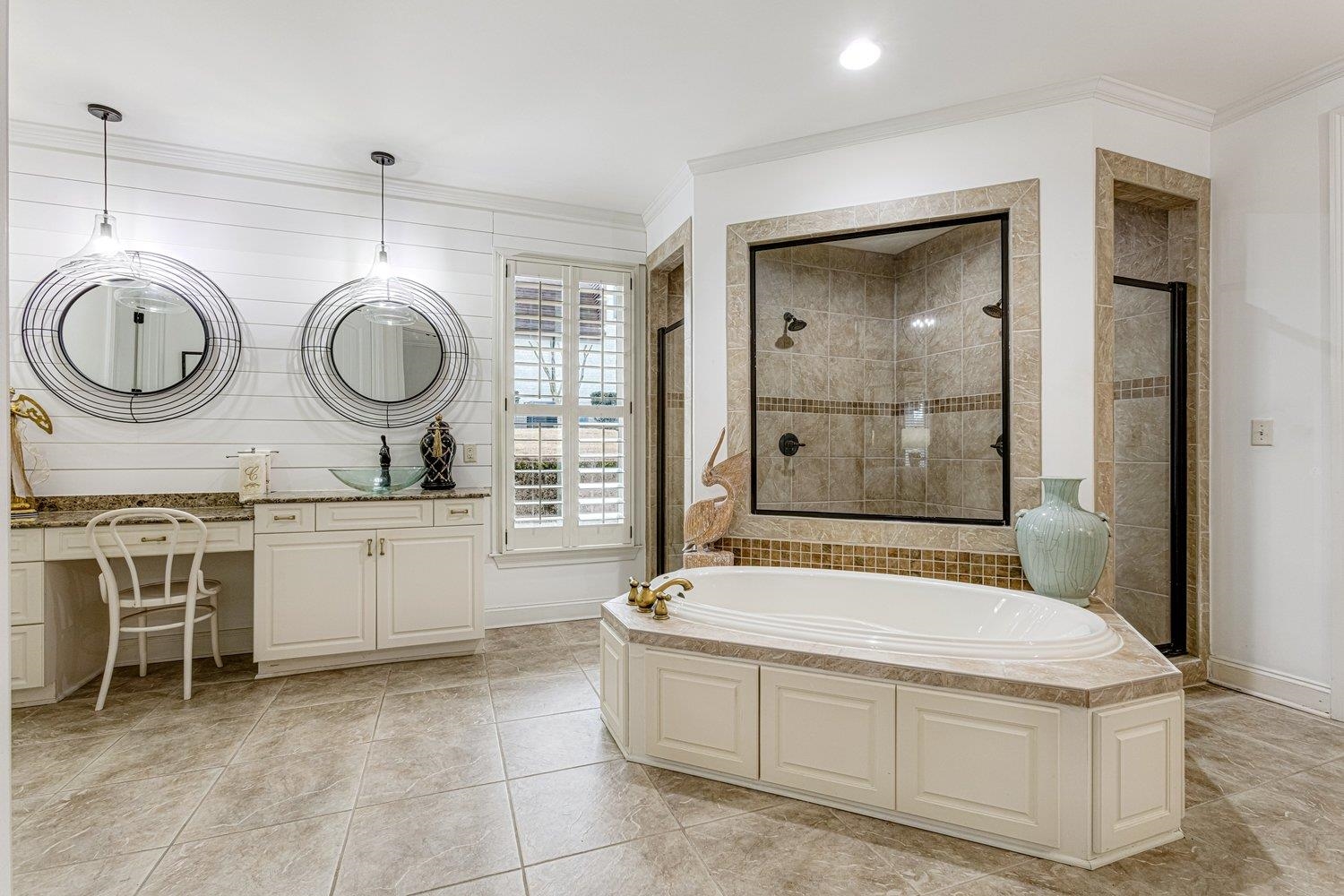 438 GREYWOOD LN