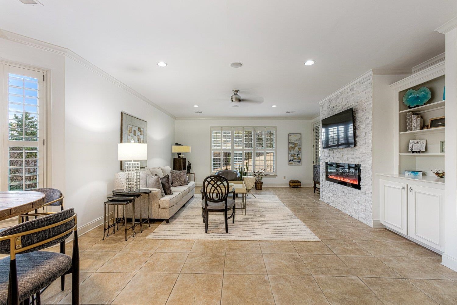 438 GREYWOOD LN