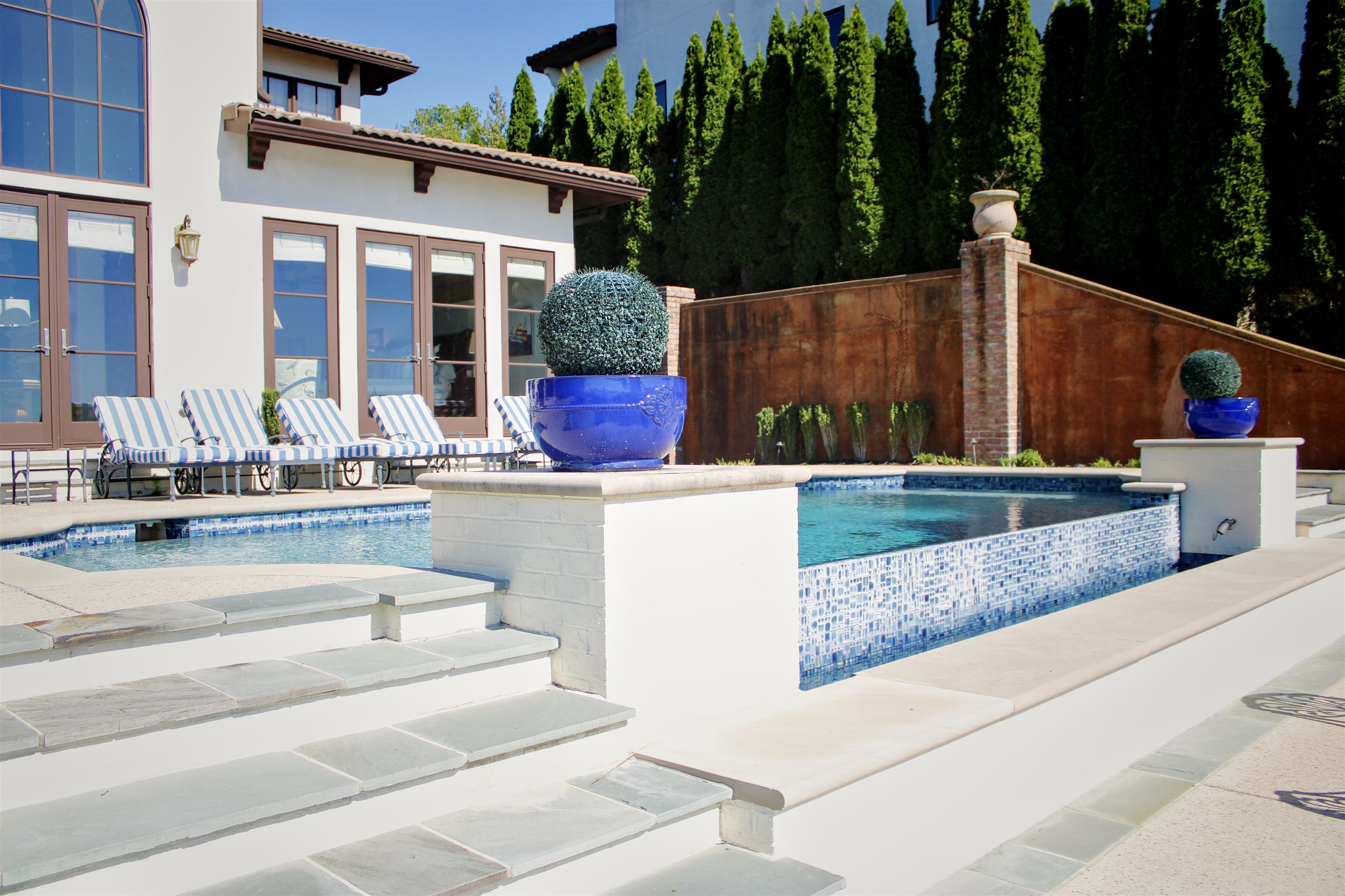 215 WESTSHORE RIDGE DR