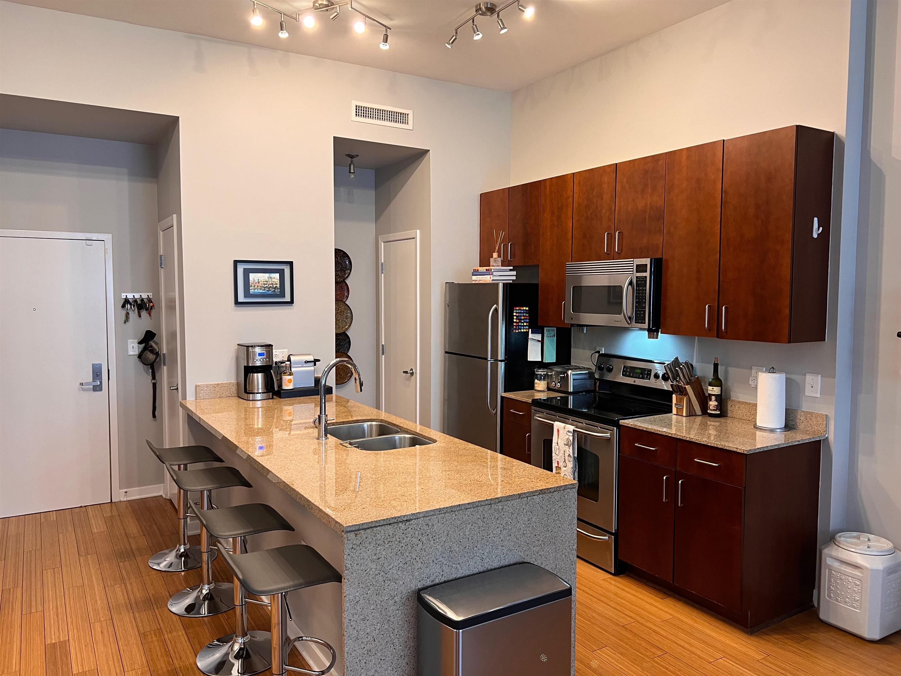 2263 YOUNG AVE Unit: 215