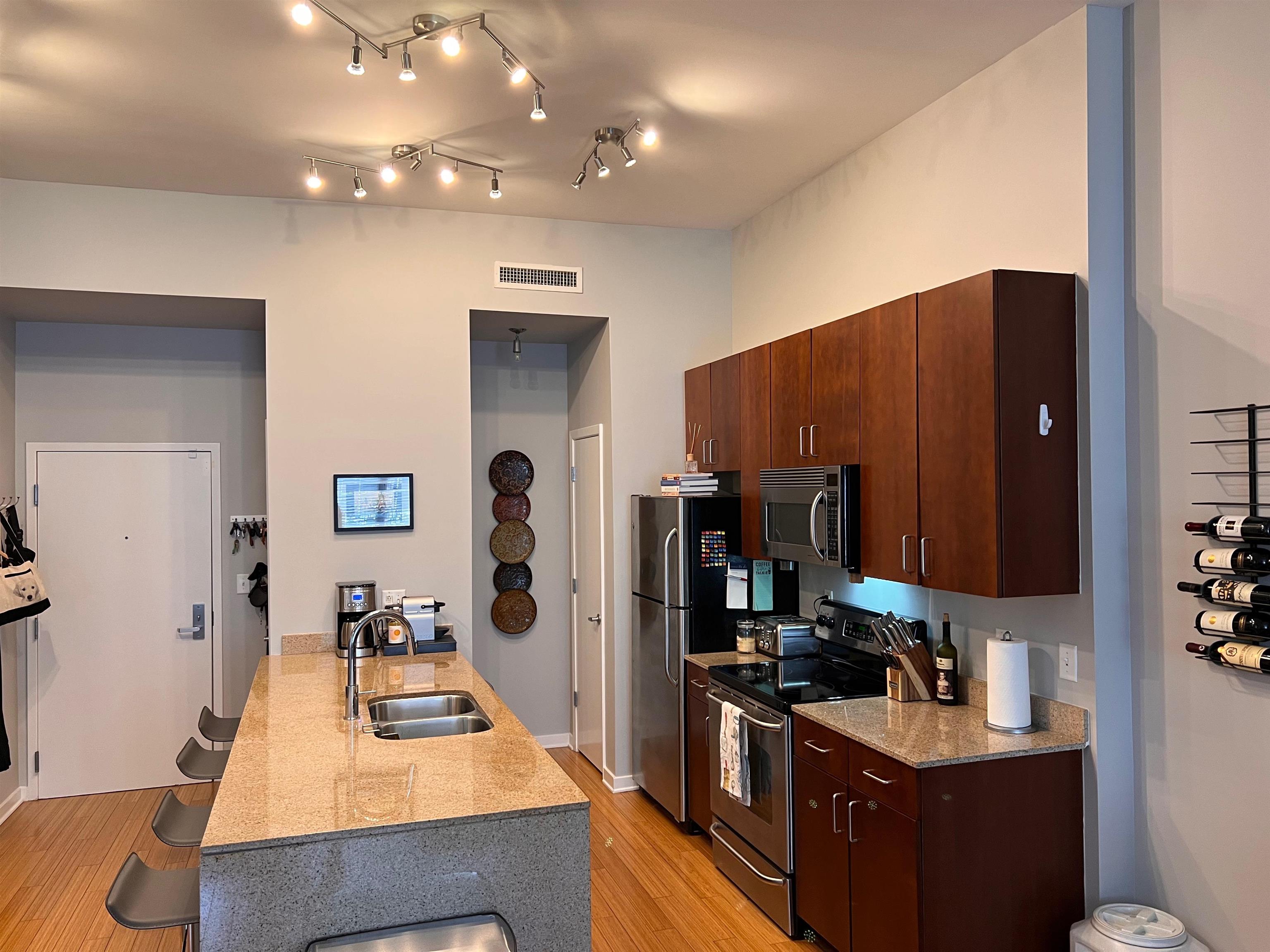 2263 YOUNG AVE Unit: 215