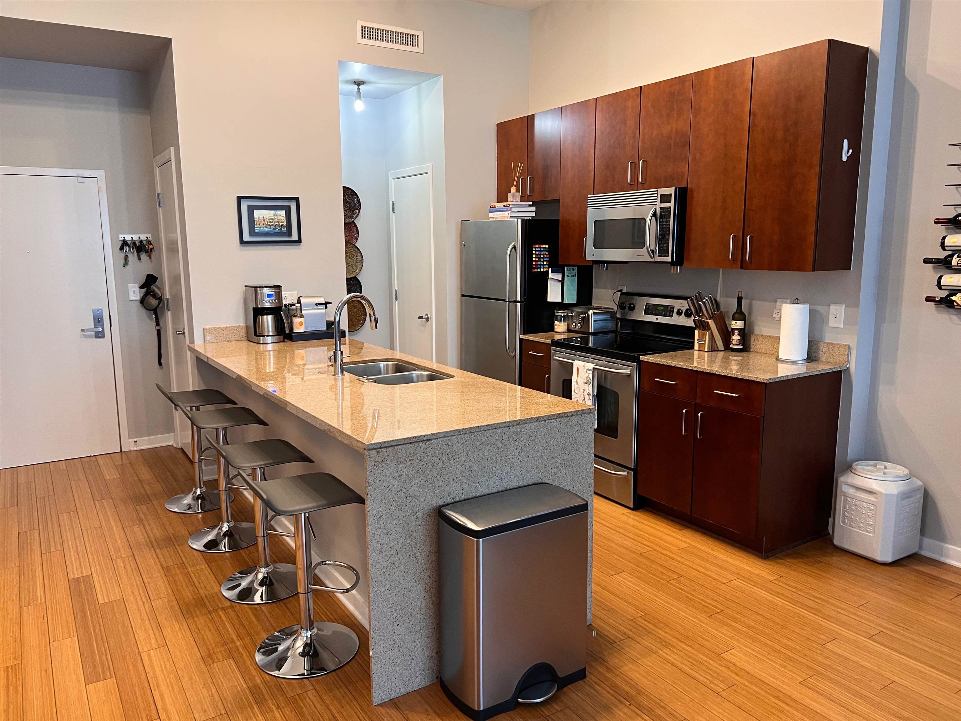 2263 YOUNG AVE Unit: 215
