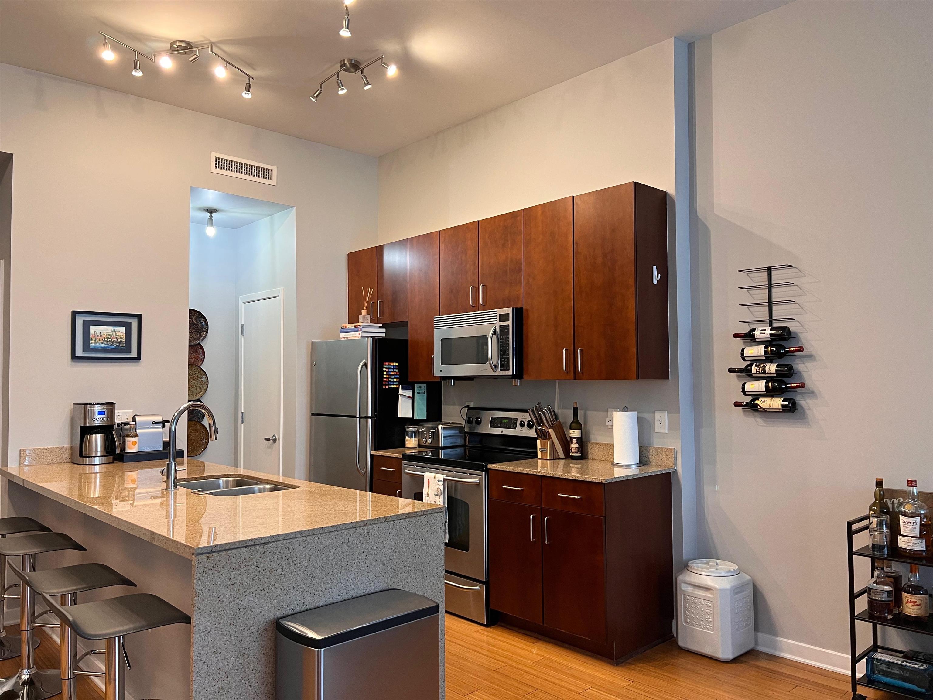 2263 YOUNG AVE Unit: 215