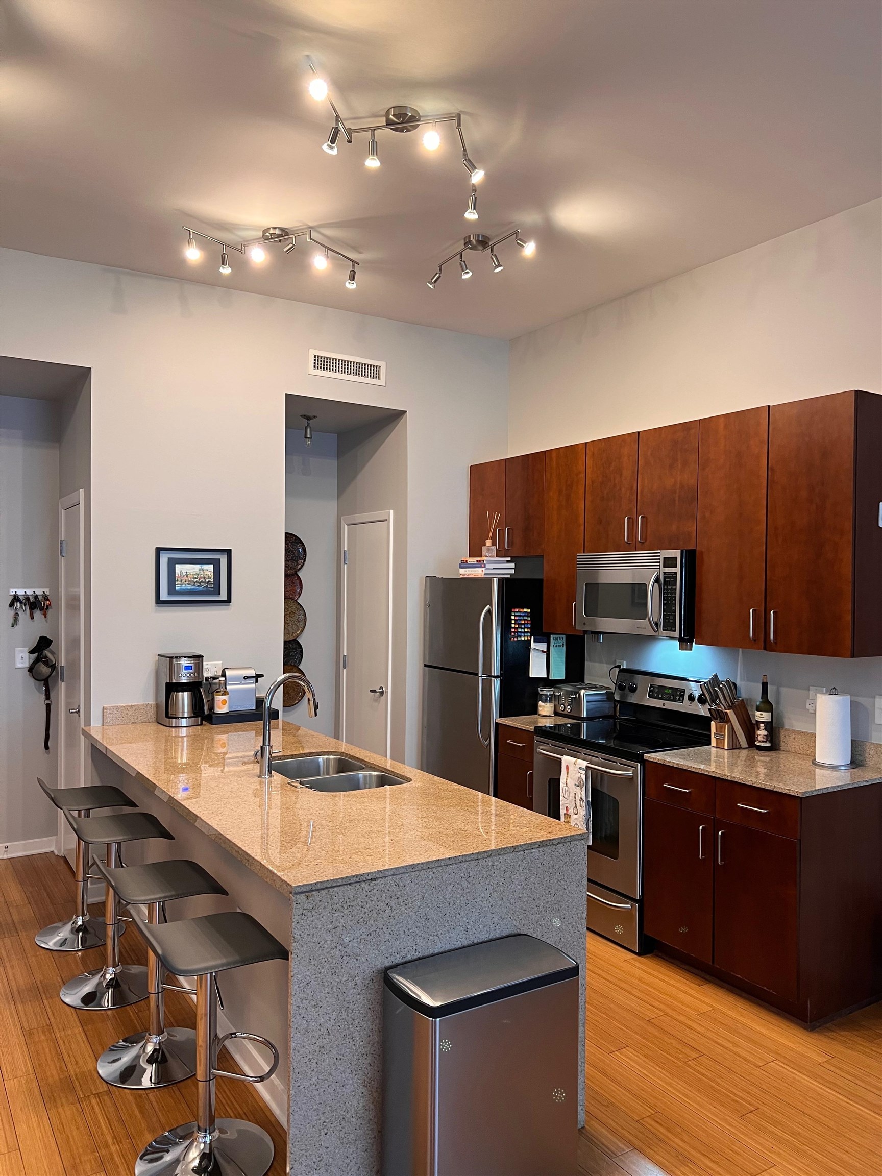 2263 YOUNG AVE Unit: 215