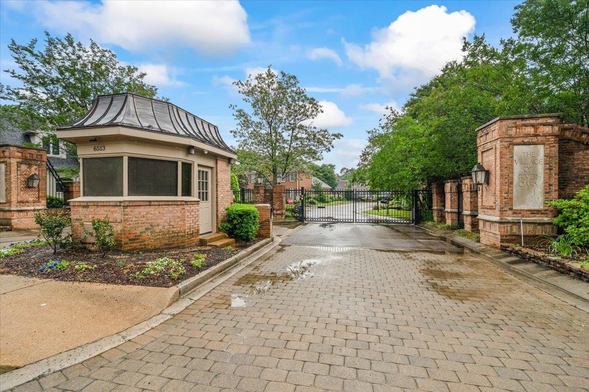 1020 HUMPHREY OAKS CIR