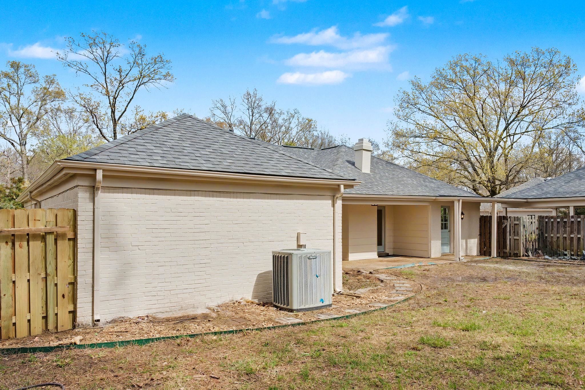 7953 WOODFORD LN
