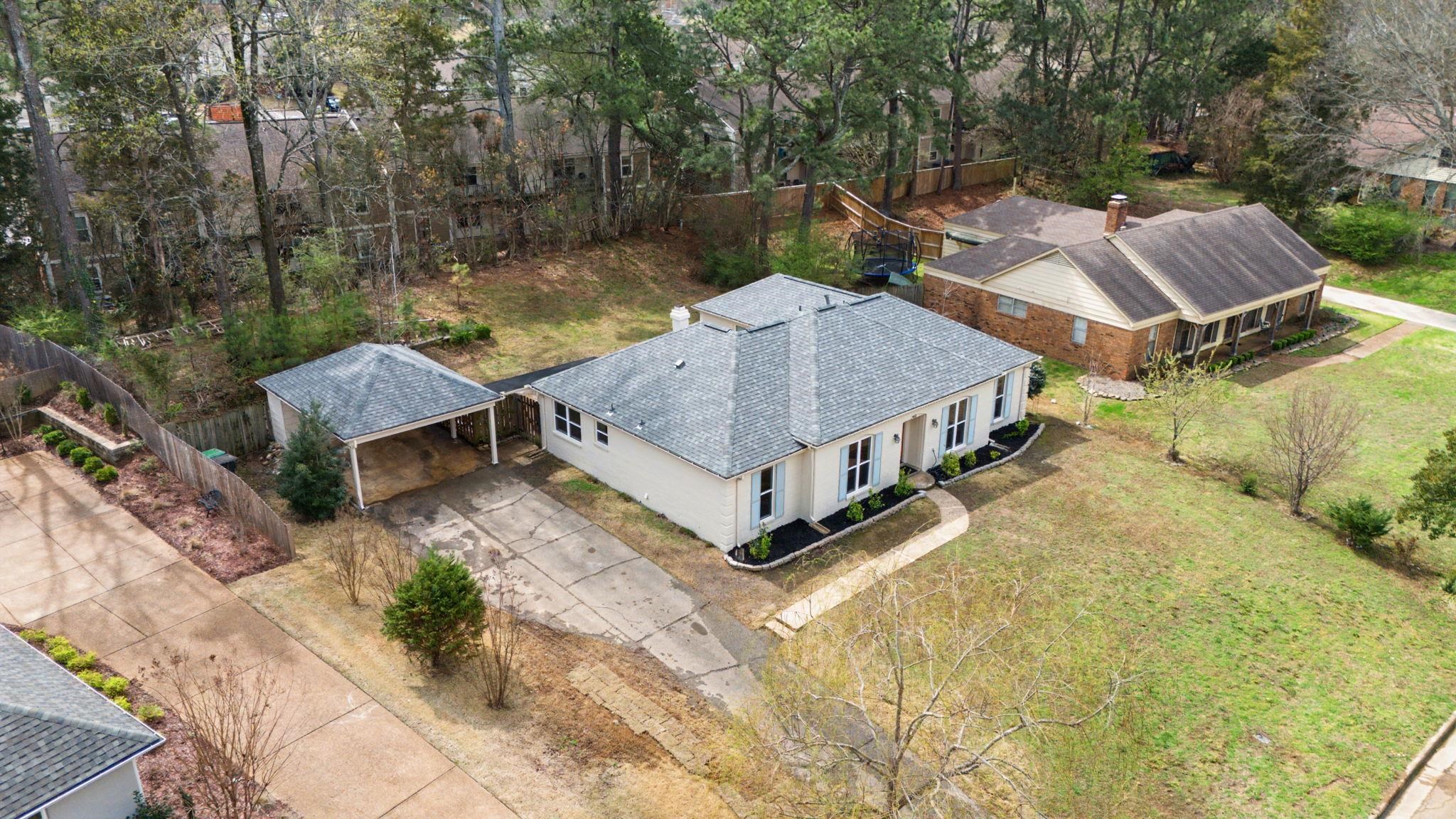 7953 WOODFORD LN