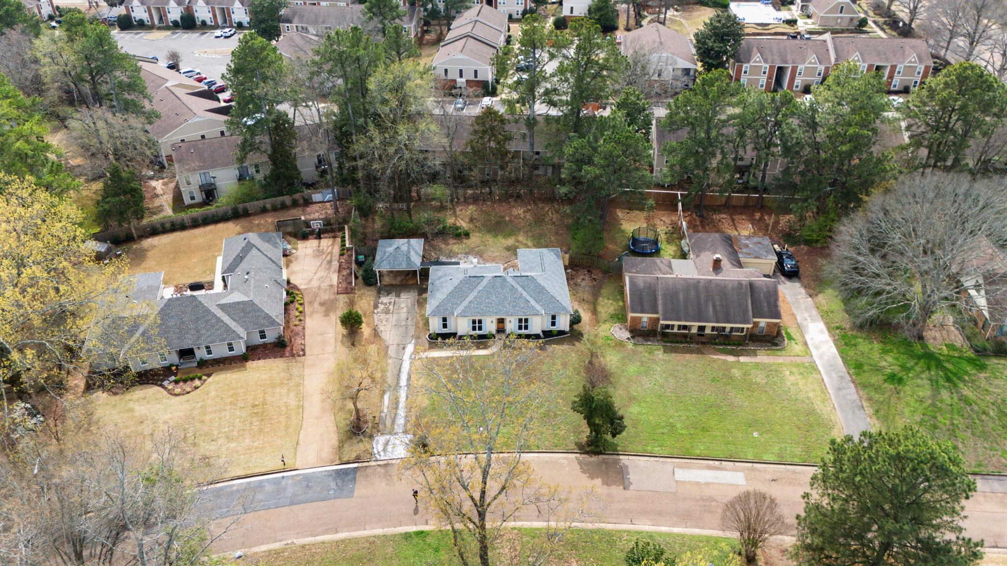7953 WOODFORD LN