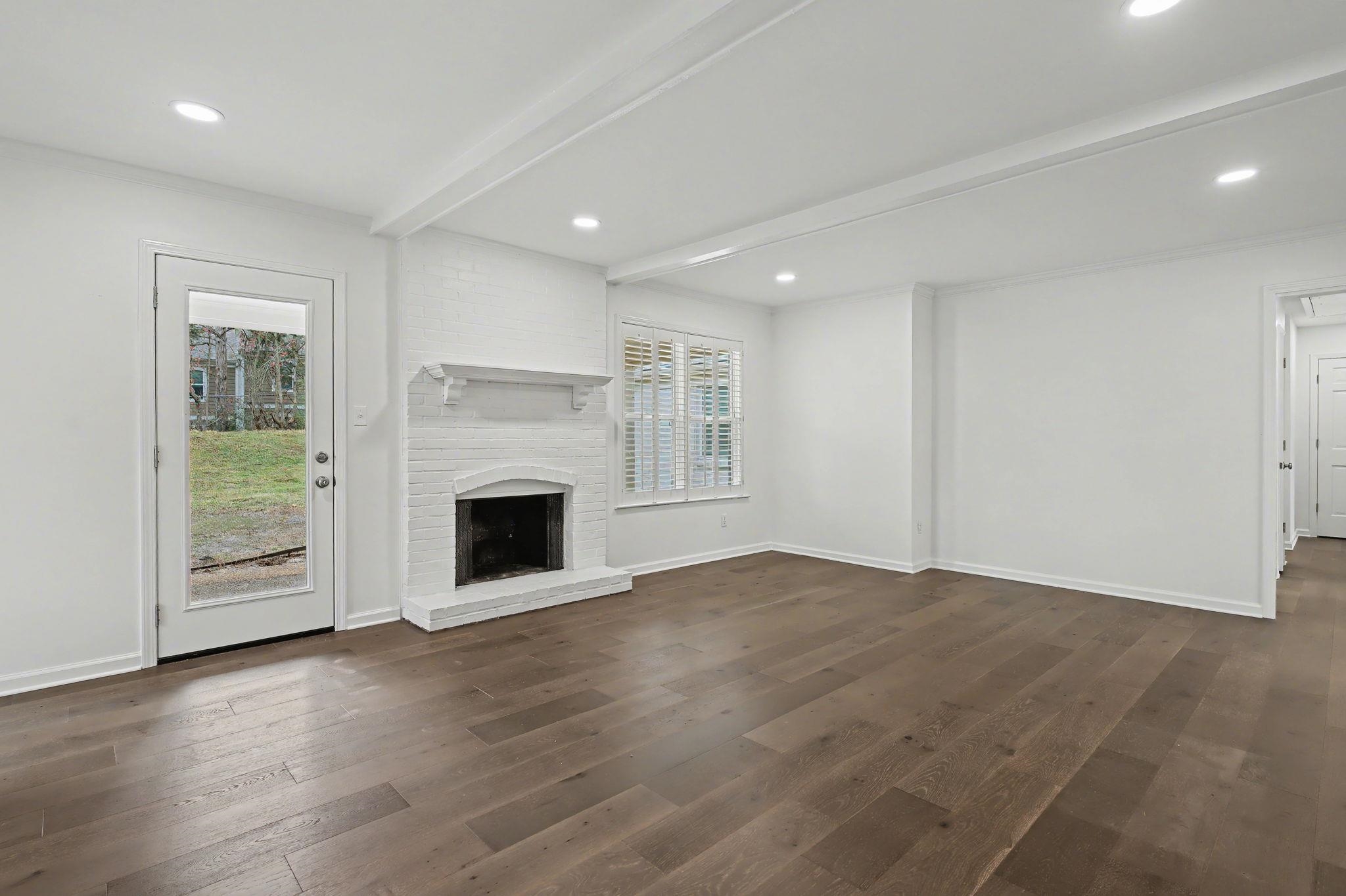 7953 WOODFORD LN