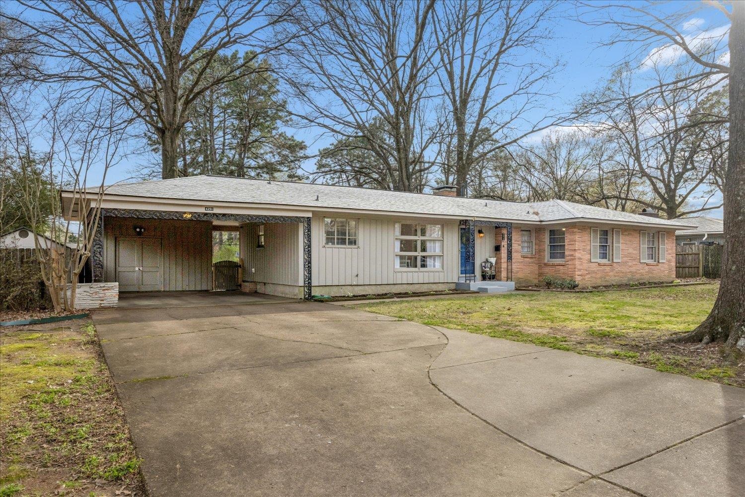 4251 WOODCREST DR