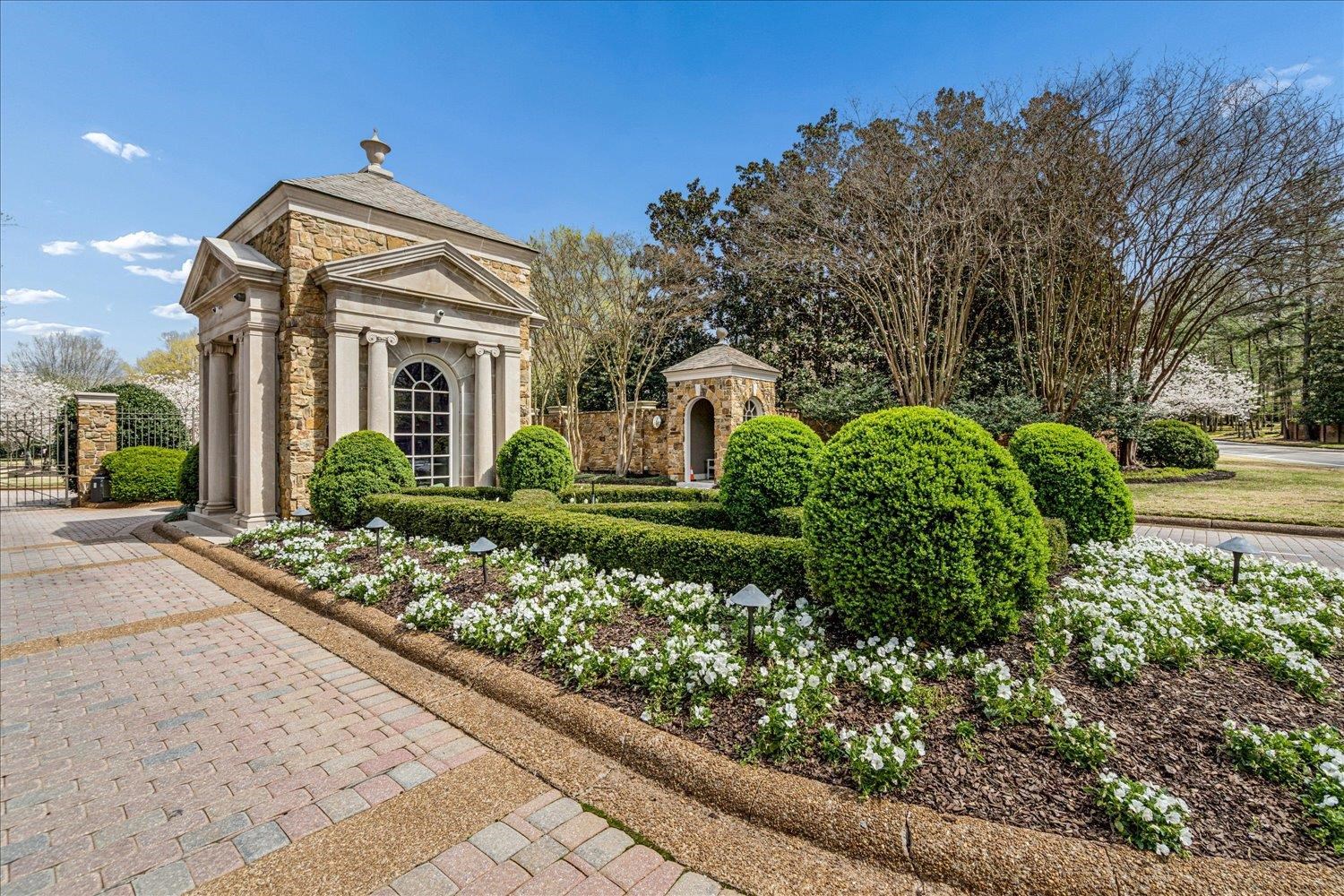 202 CLOISTER GREEN LN