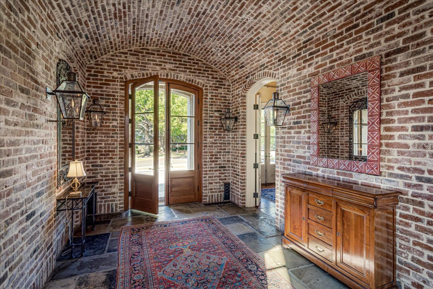 202 CLOISTER GREEN LN