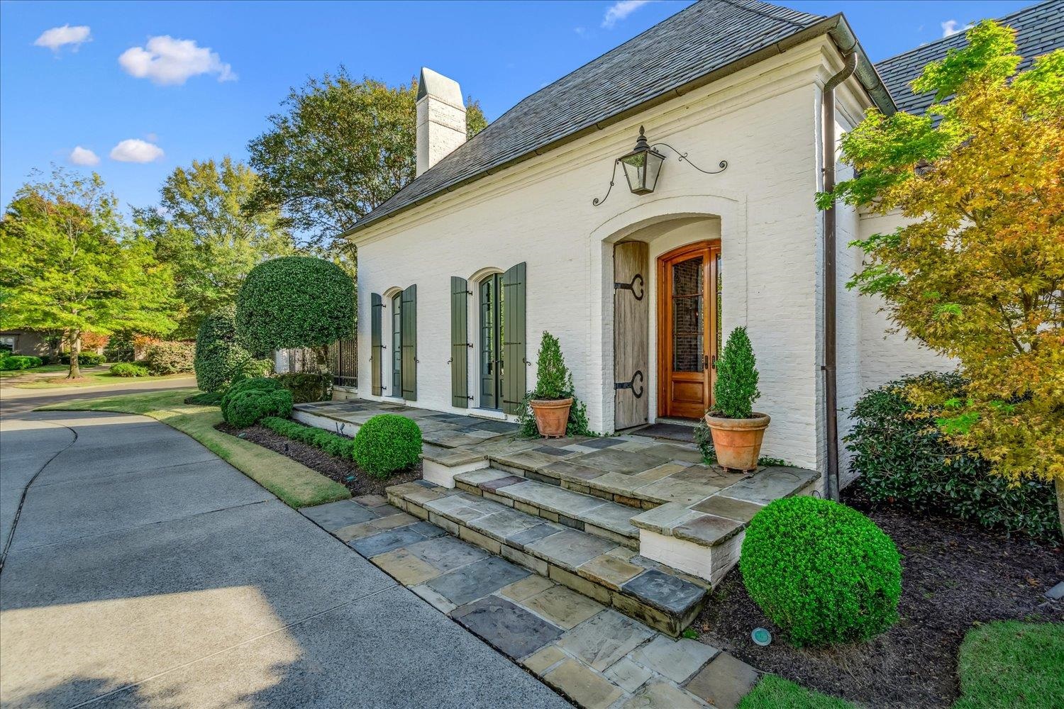 202 CLOISTER GREEN LN
