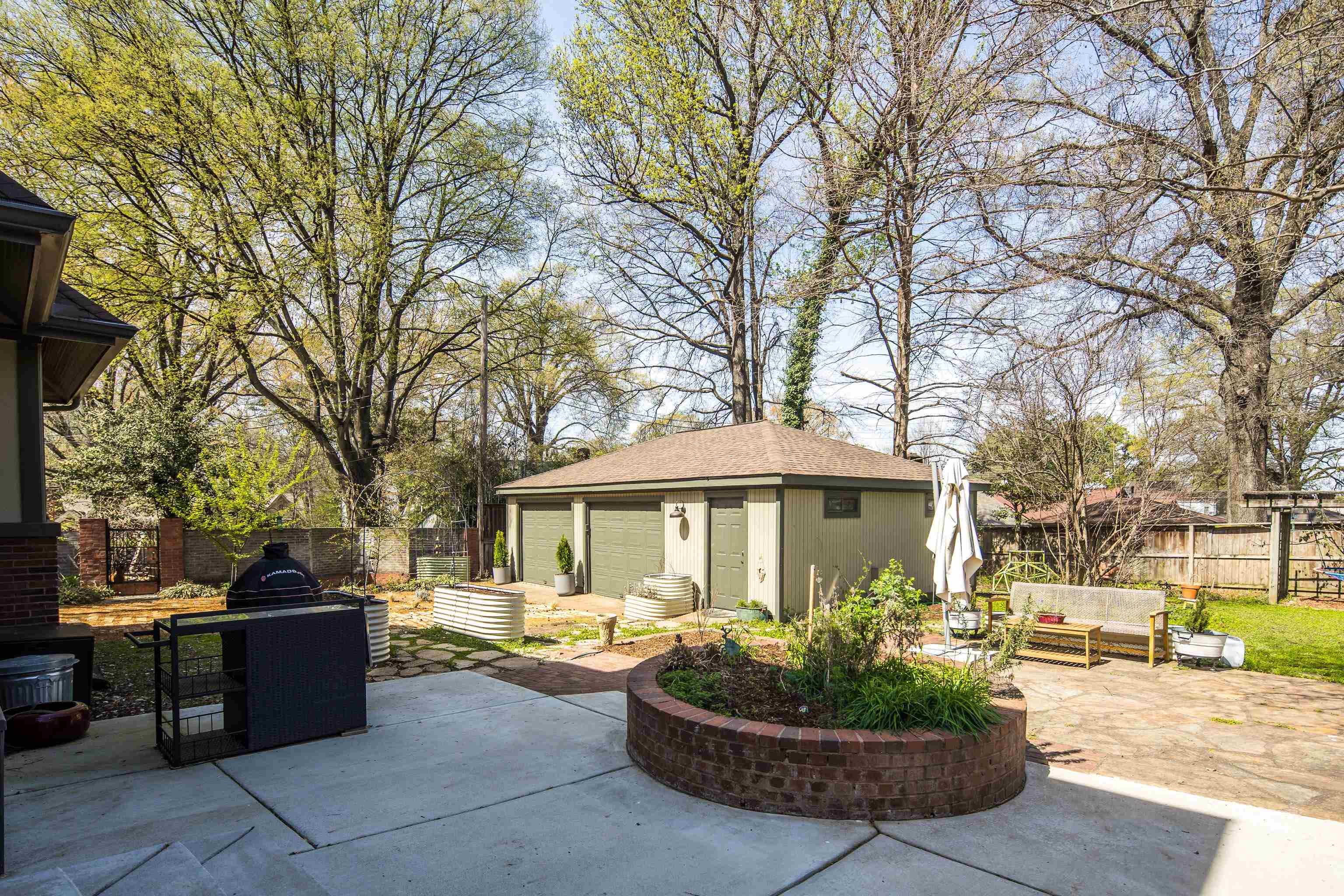2056 HALLWOOD DR