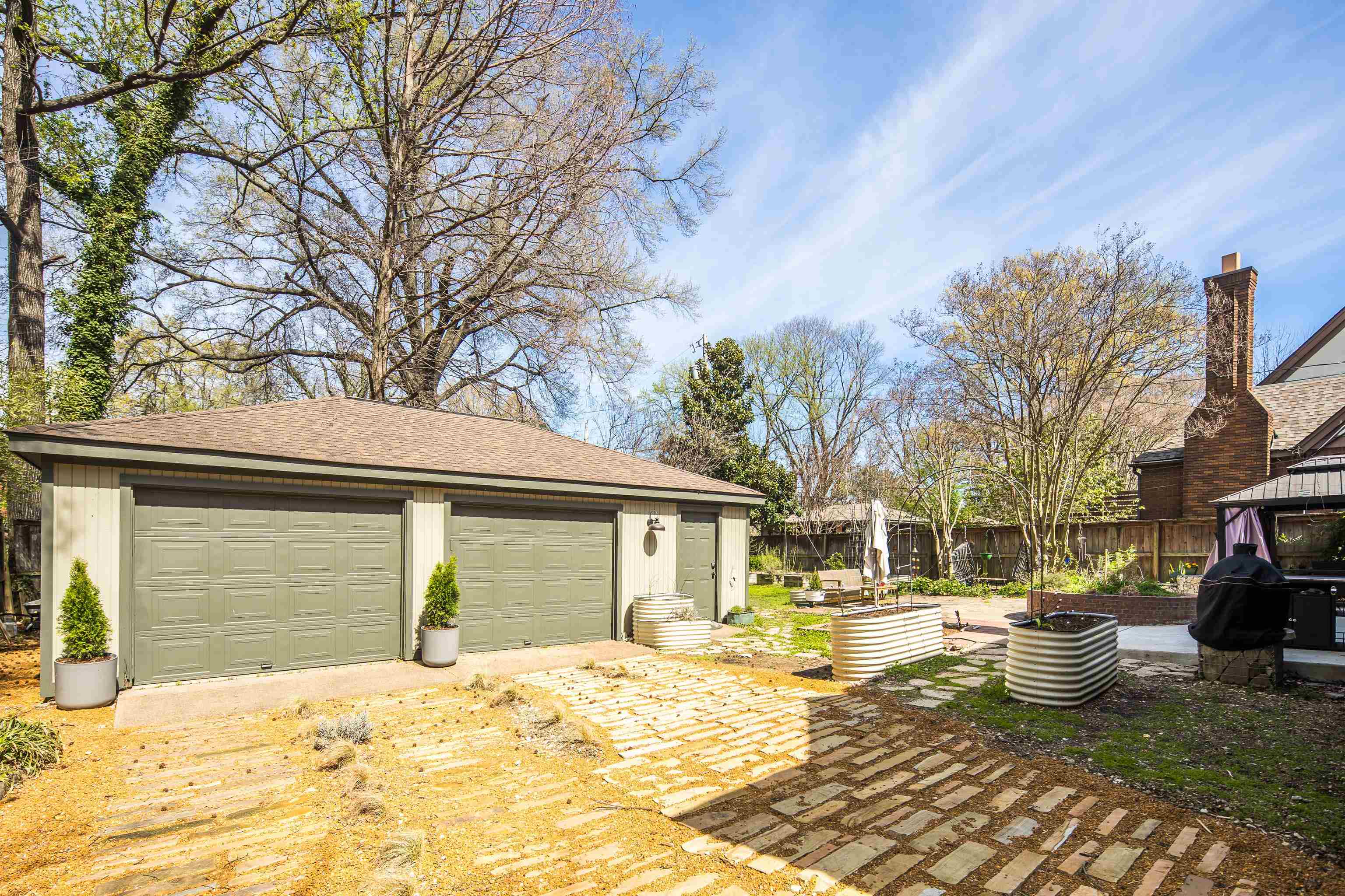 2056 HALLWOOD DR