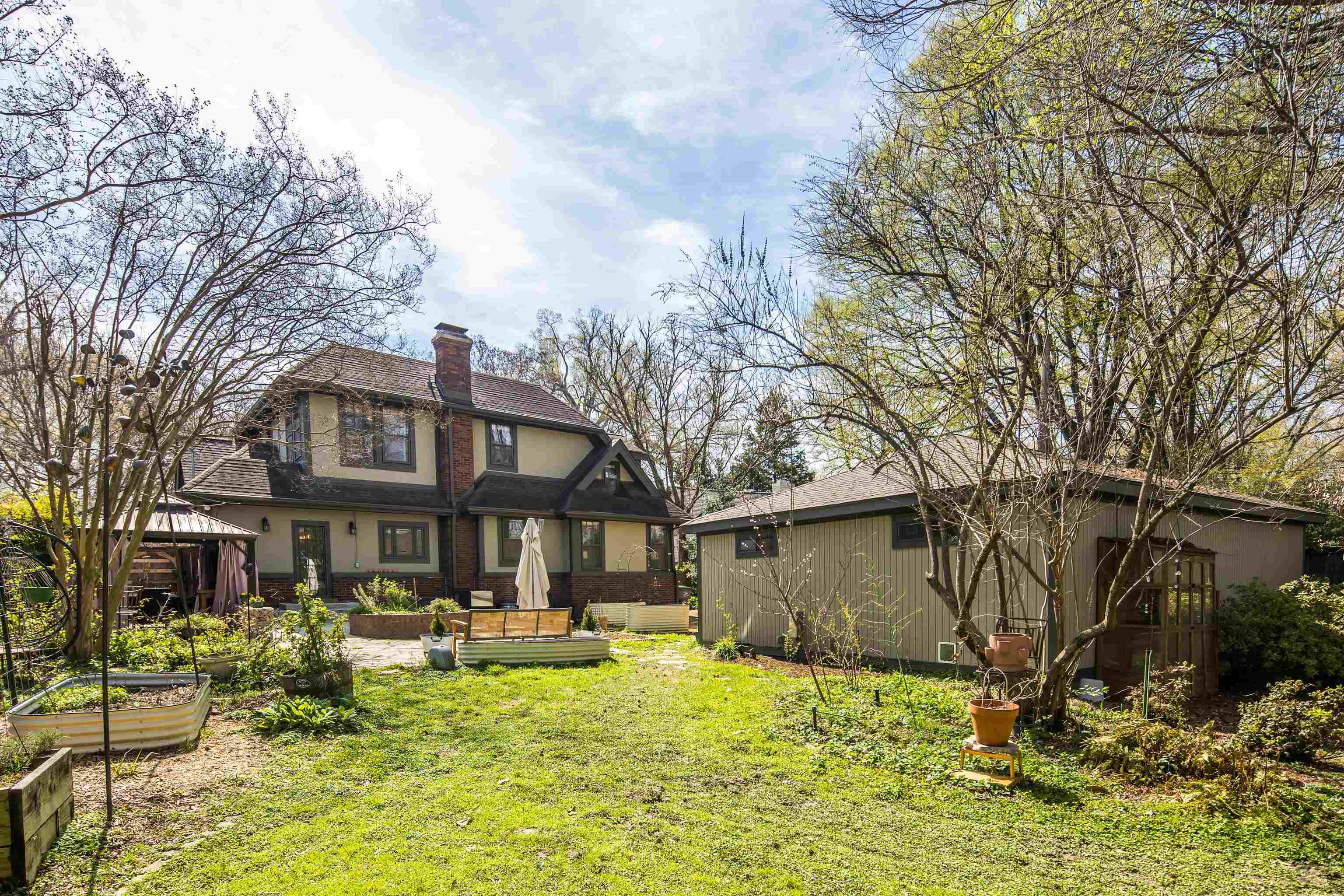 2056 HALLWOOD DR