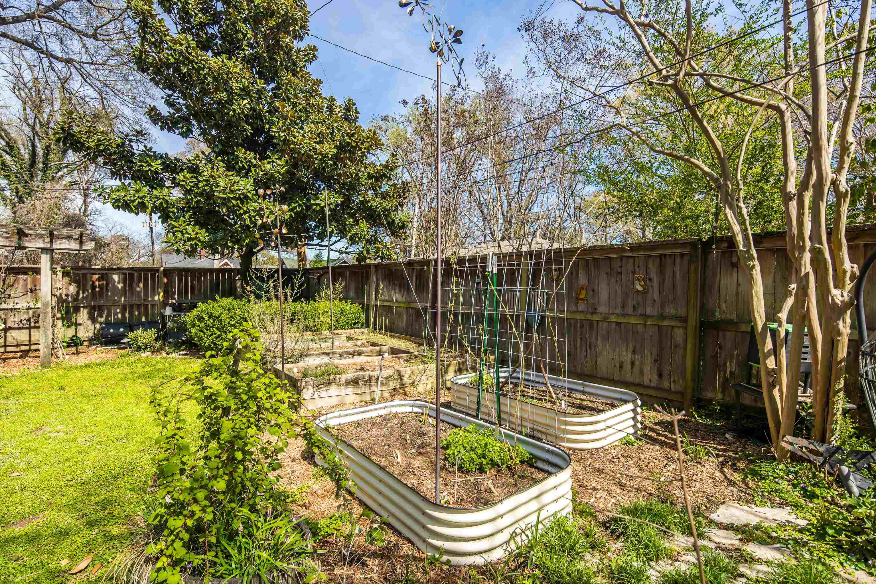 2056 HALLWOOD DR