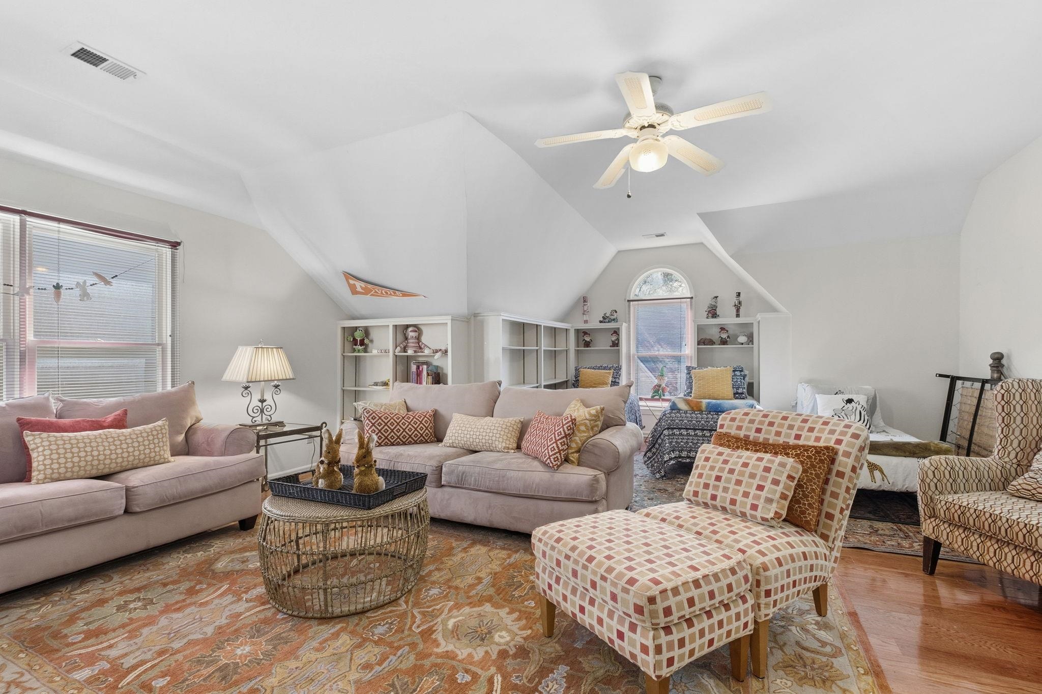 536 E LEXINGTON PARK CIR