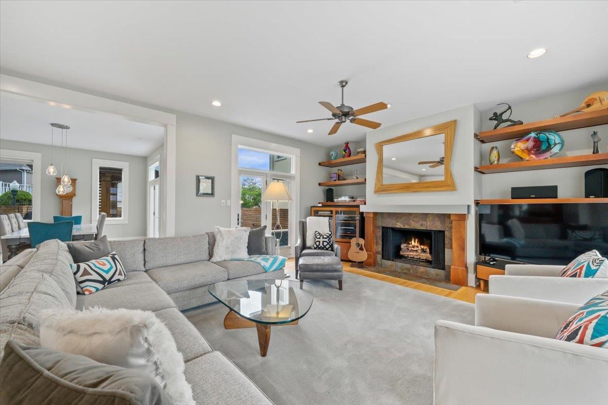 936 RIVER PARK DR