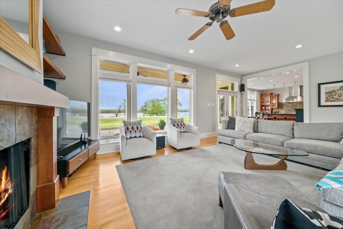 936 RIVER PARK DR