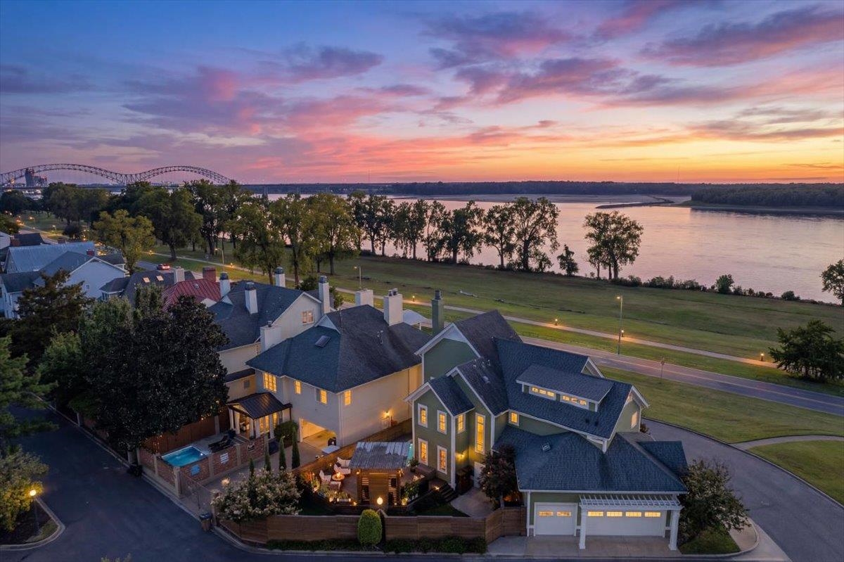 936 RIVER PARK DR