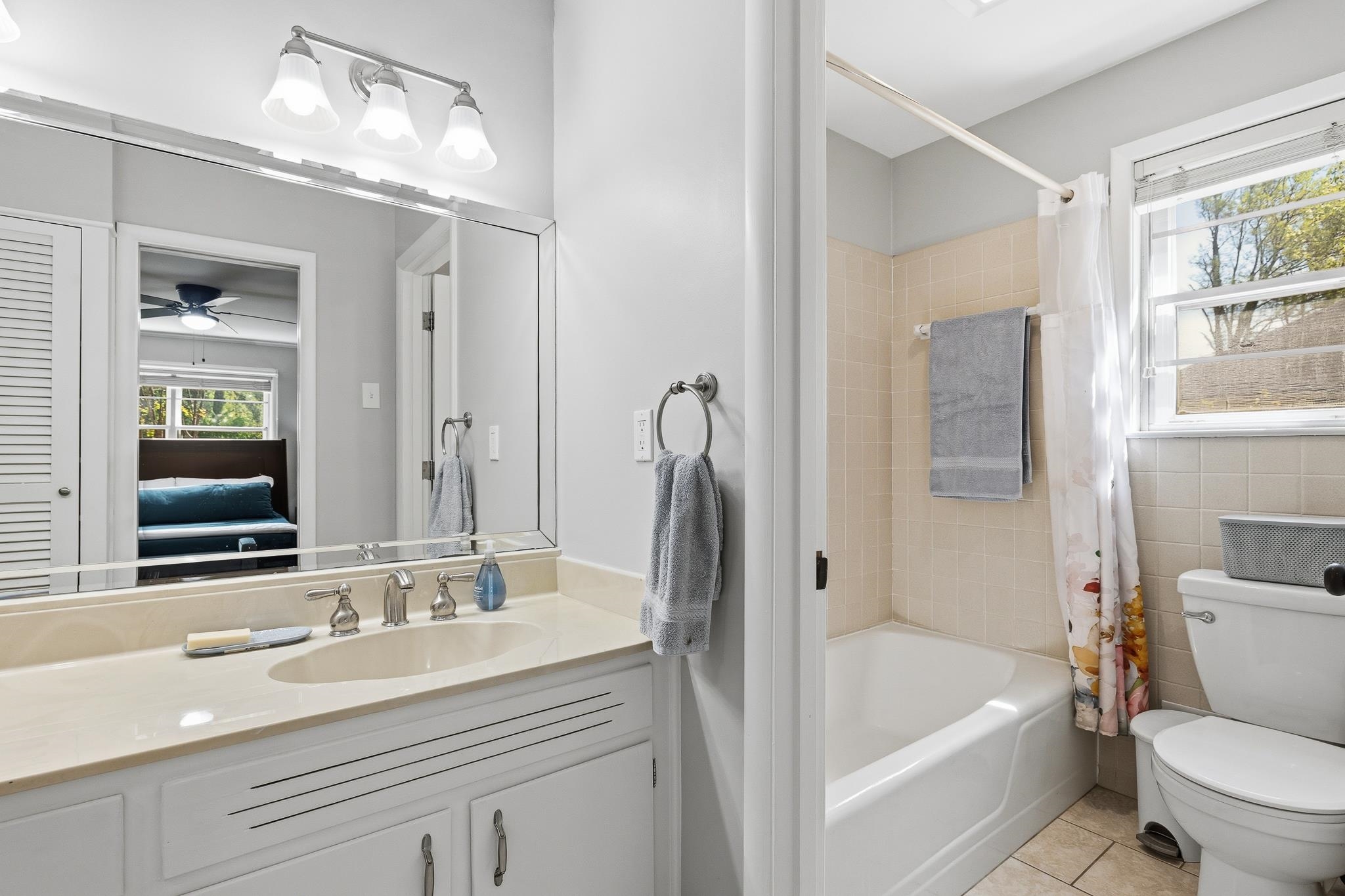 1247 W YORKSHIRE CV W