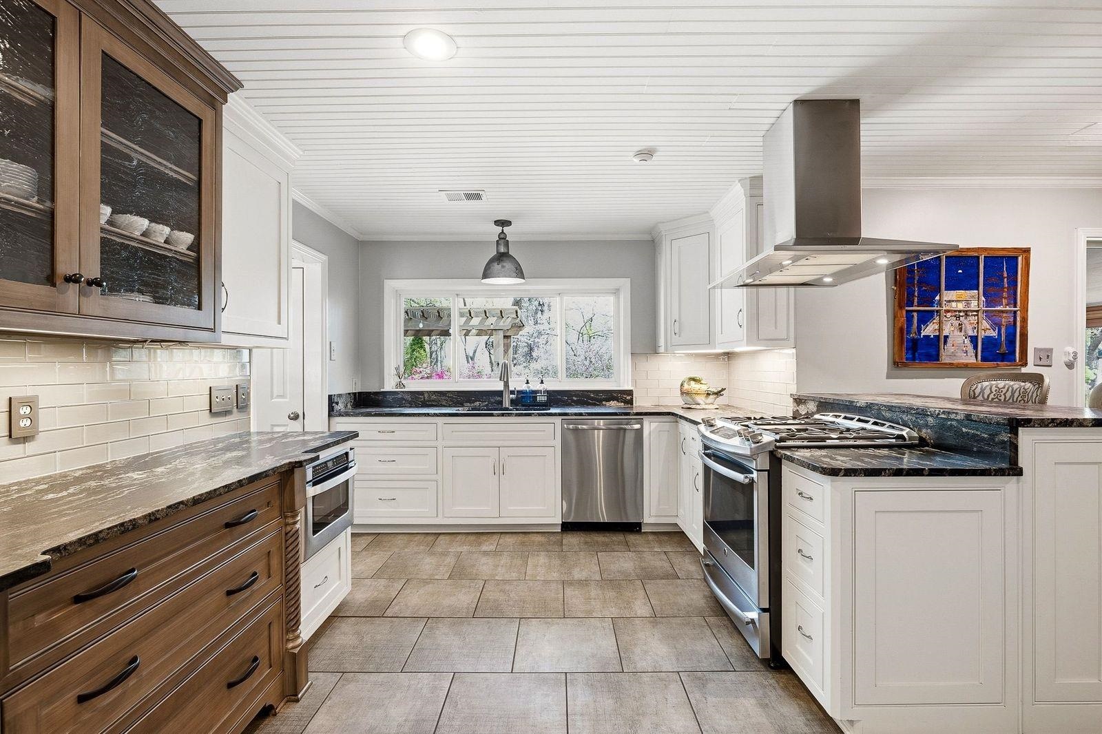 214 GARDENIA DR