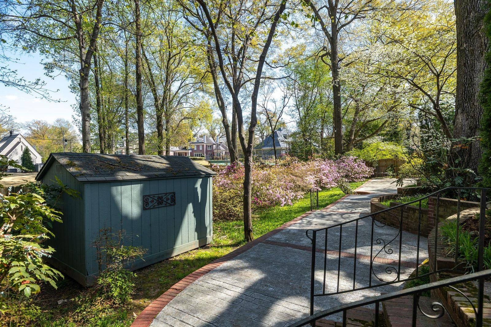 214 GARDENIA DR