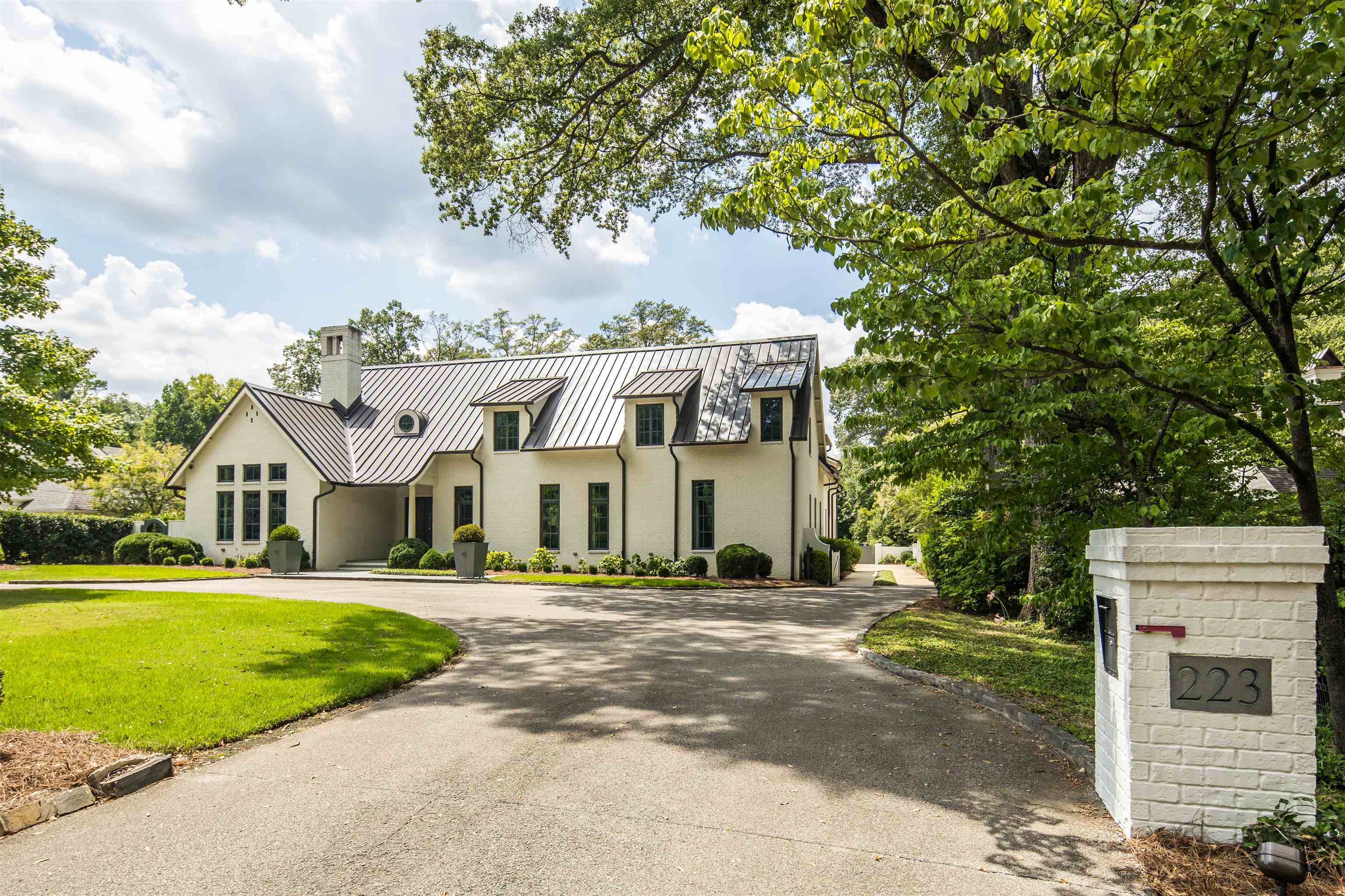 223 E CHERRY CIR