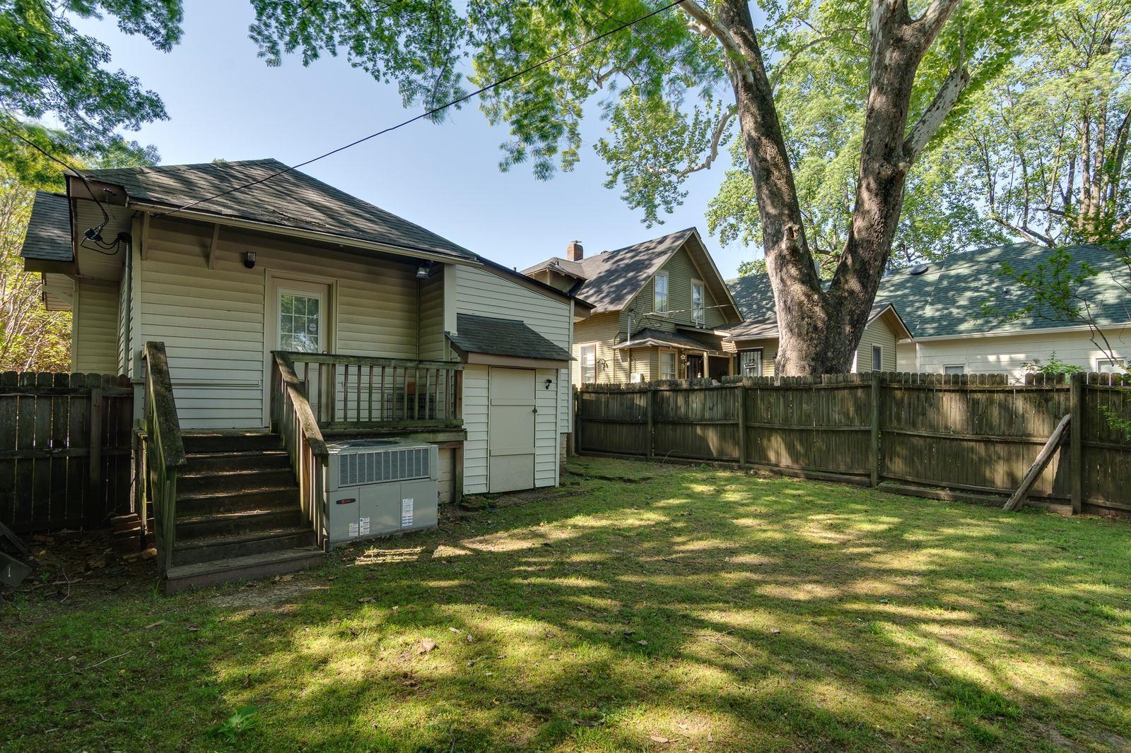 1932 CARR AVE
