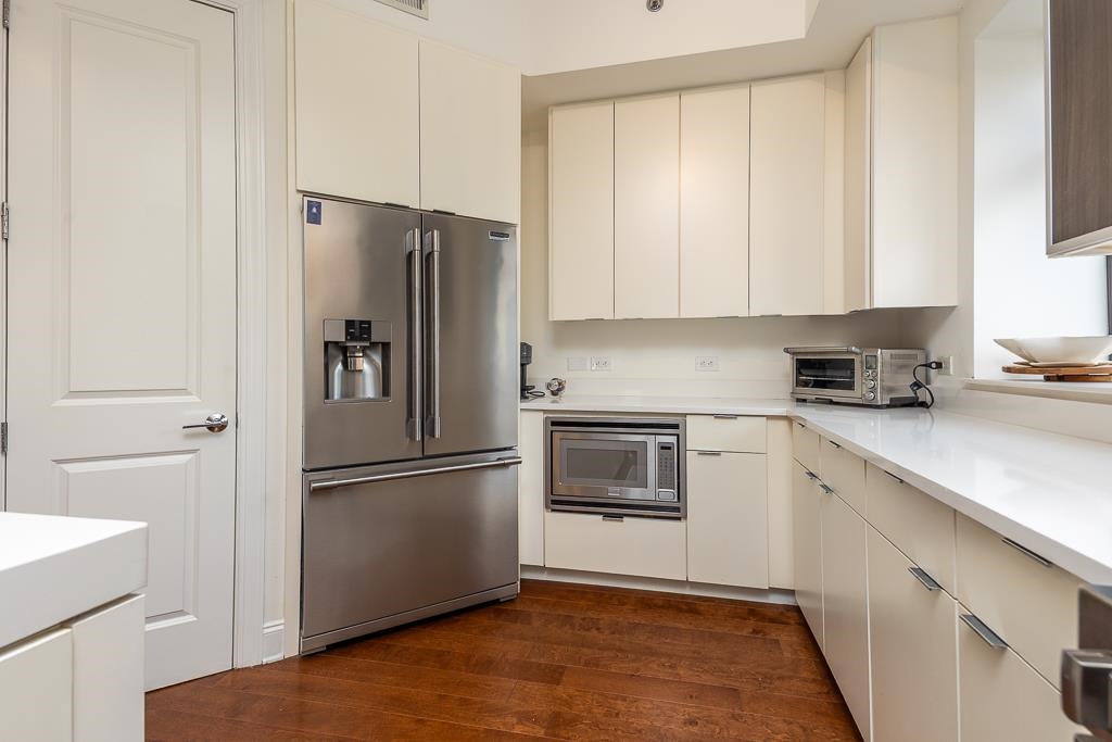 717 RIVERSIDE DR Unit: 201