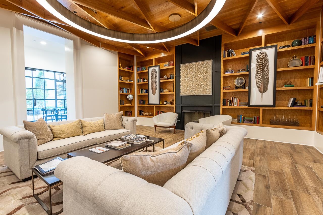 717 RIVERSIDE DR Unit: 201