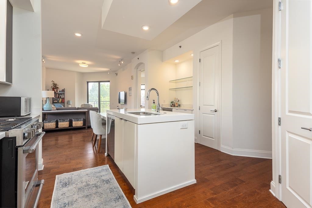 717 RIVERSIDE DR Unit: 201