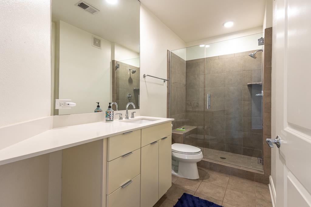 717 RIVERSIDE DR Unit: 201