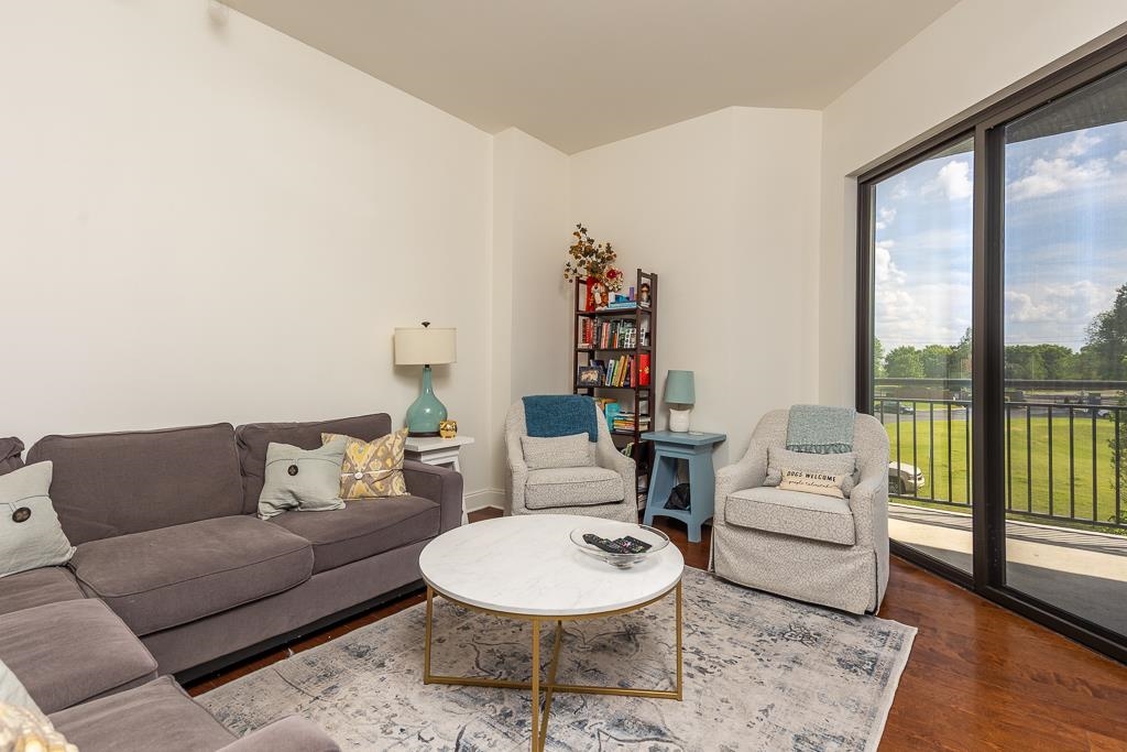 717 RIVERSIDE DR Unit: 201